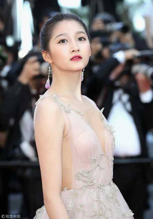 关晓彤亮相戛纳红毯,身后的摄影师亮了,太尴尬!_手机搜狐网