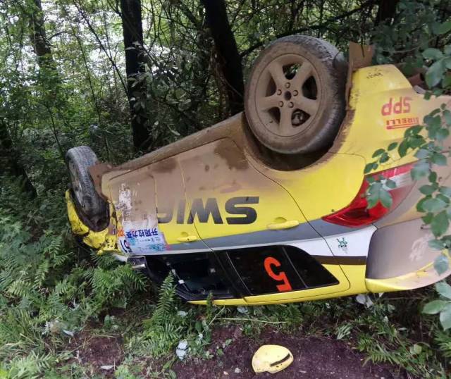 被撞得遍体伤残的小黄车