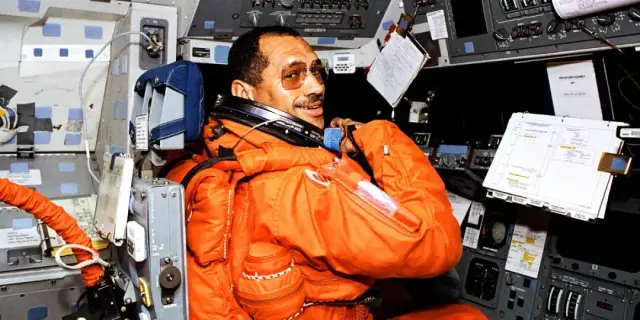 我们代表人类看得最远,nasa 的局长查理·博尔登是我们的校友.