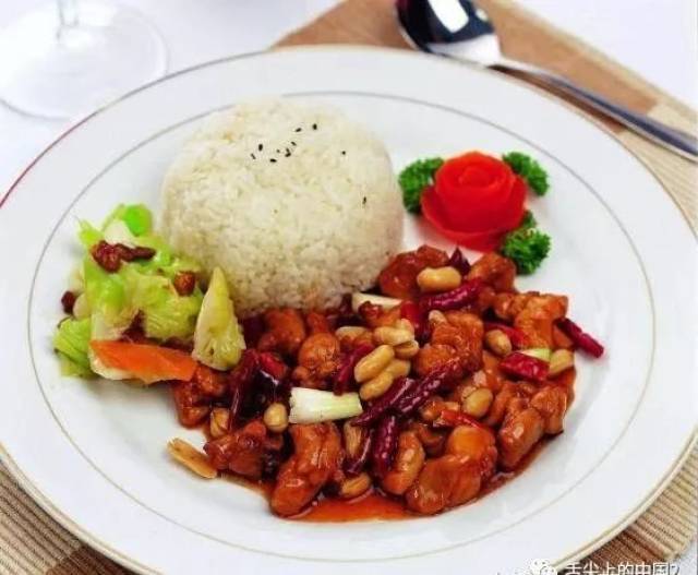 现代美食非常的多,葡萄鸡丁就是一种比较传统的美食菜肴,类似的还有宫