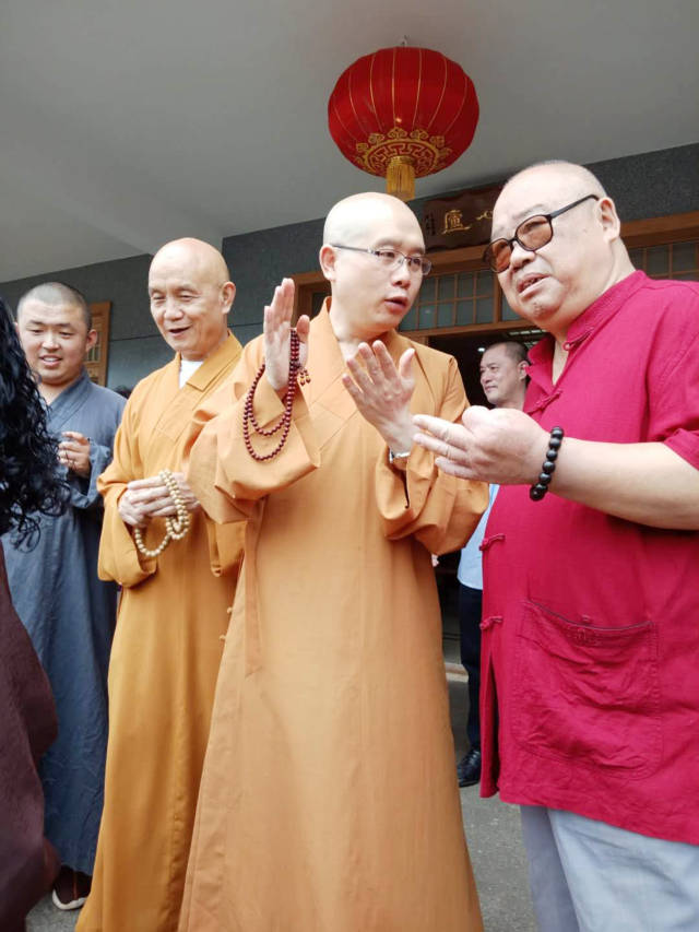 满怀地藏弘誓愿,深入经藏贯古今.方外传来雷音响,丈室用酬法乳恩.