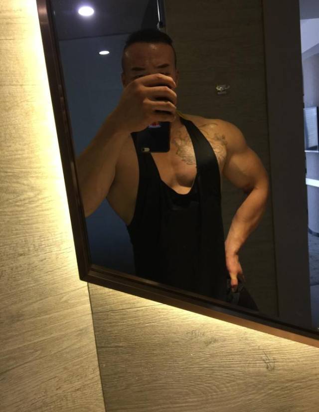 一个爱健身的厨子,用时光雕刻出满身肌肉,重新定义中年大叔