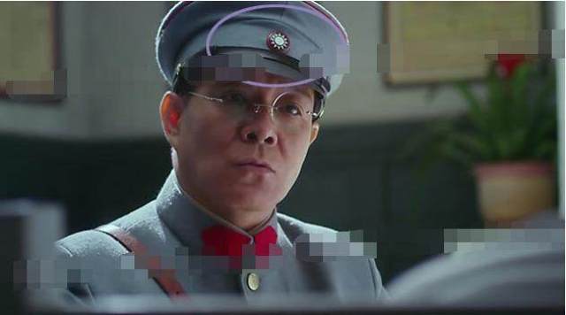 两人聊着聊着,李秋白的帽徽竟然变成了五色星的,这也太搞笑了吧.