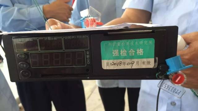每个正常调价完成后的计价器上前后都会有 蓝色铅封,不会自行脱落或