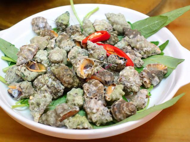 白灼苦螺,考验厨师把握火候的一道菜品,白灼过后,牙签顺势一旋,螺肉就