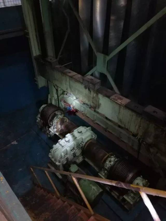 【事故警示】"夺命"的滚轮传动线,松岗一工人违章作业卷入传动线身亡!