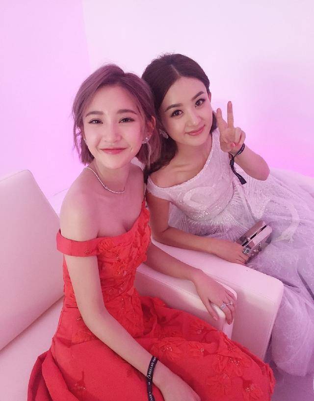 赵丽颖唐艺昕发朦胧美自拍,当年的"死对头"变成了好闺蜜?