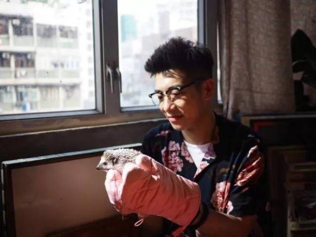 曾帮张敬轩做过代唱 如今被封为无限潜能音乐人