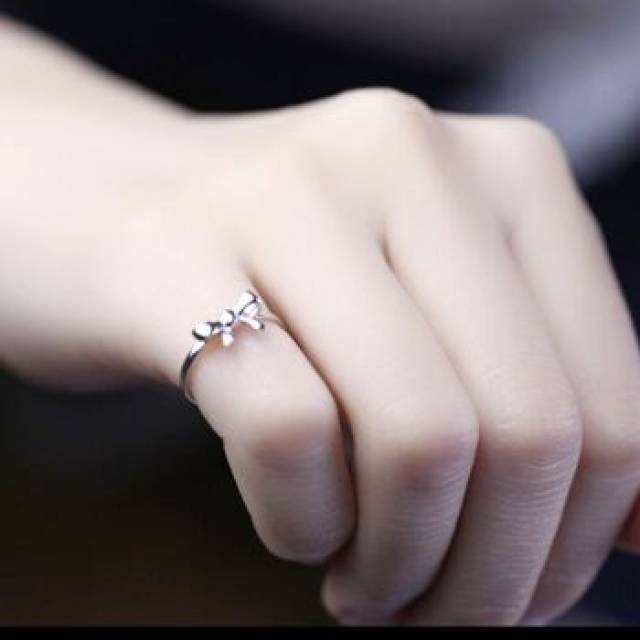 右手小指戴戒指什么意思?