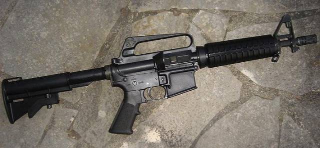 步枪为基础而设计发射9×19毫米巴拉贝鲁姆手枪弹的柯尔特制造冲锋枪