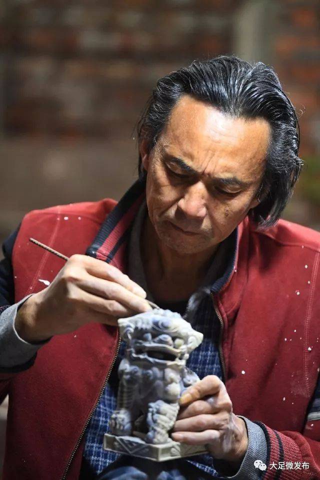 【新华社】特写:"疯狂"的石刻大师