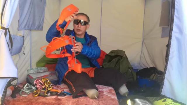 逐梦43载,69岁无腿老人成功登顶珠峰,见证奇迹!