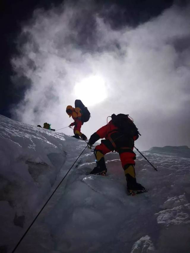 北大登山队成功登顶珠穆朗玛峰!