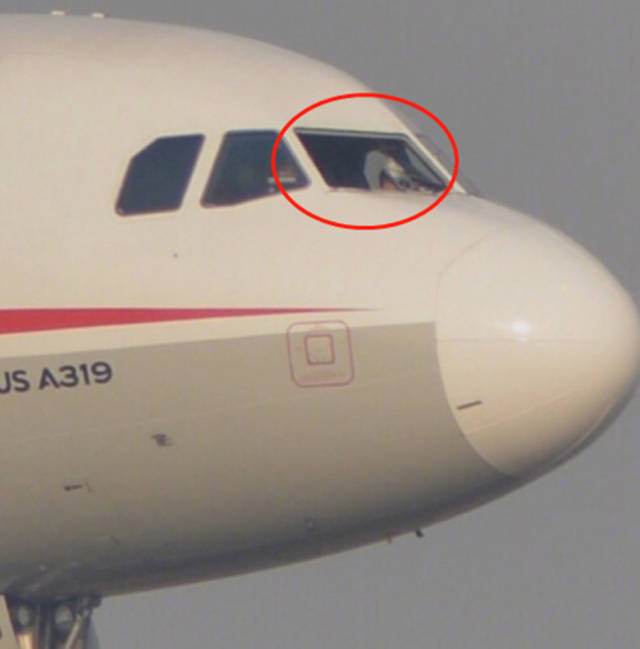 飞机玻璃脱落有川航英雄机长,汽车遇到这种情