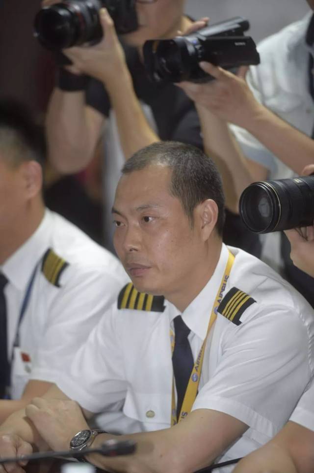 这位"英雄机长"都经历了什么?