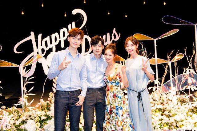 网友看照说:新婚快乐,你别给董力介绍女朋友就好,这个伴郎有点帅哦!