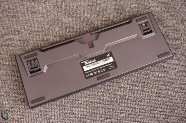 来看一下键盘的背面,也使用了深色的金属漆,充满着金属的光泽,棱角