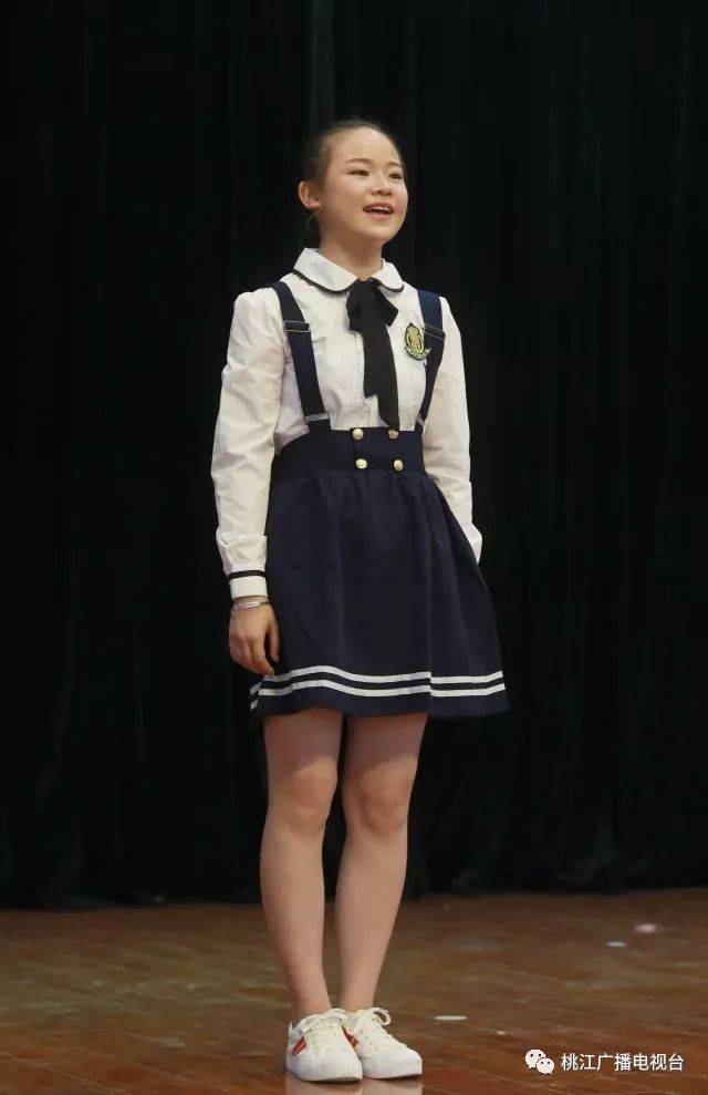 《天之大》武潭镇中学 朗诵类 朗诵者们一声一声激情豪迈,荡气