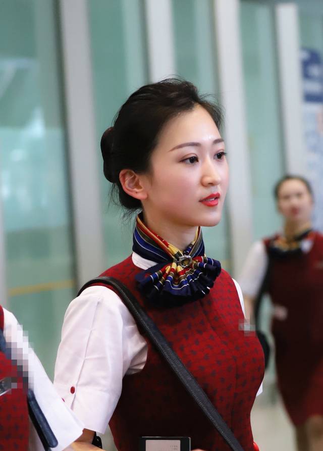 机场街拍:下飞机时看到了很多空姐,端庄,秀丽,很养眼