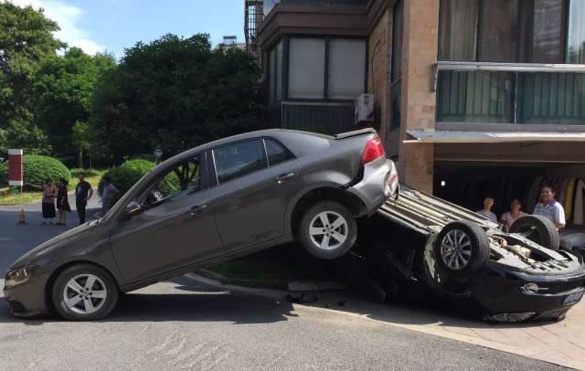 奇葩!今早,诸暨一小区竟发生这样的车祸