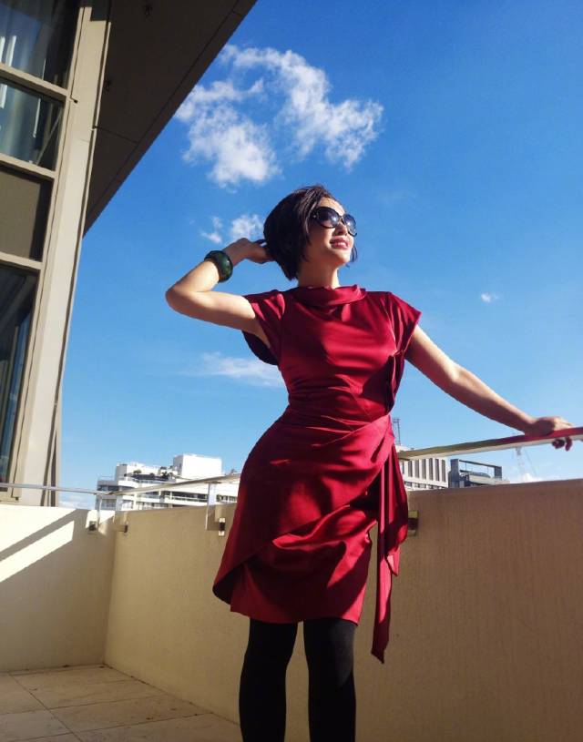 她曾是内地娱乐圈大姐大,80年代的娱乐话题女王,今62岁魅力依旧