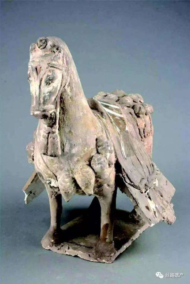 茹茹公主墓出土的陶马
