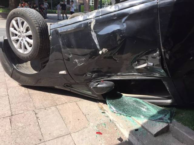 奇葩!今早,诸暨一小区竟发生这样的车祸