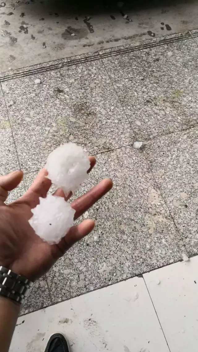 最大的冰雹有拳头大小.