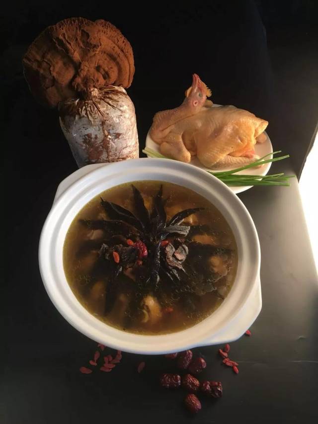 这里有鲜到爆的鲜灵芝煲鸡先发放点福利给大家.吃一口便神魂颠倒!