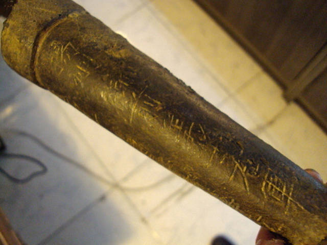 铁铸,无刃,銎上有刀刻铭文.