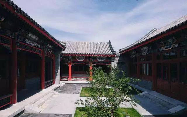 实际操作中,在家族信托放入北京的四合院,西湖边的房子,民国别墅之类