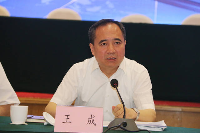 图为晋中市委书记王成与高校负责人深入交流 杜利勇 摄