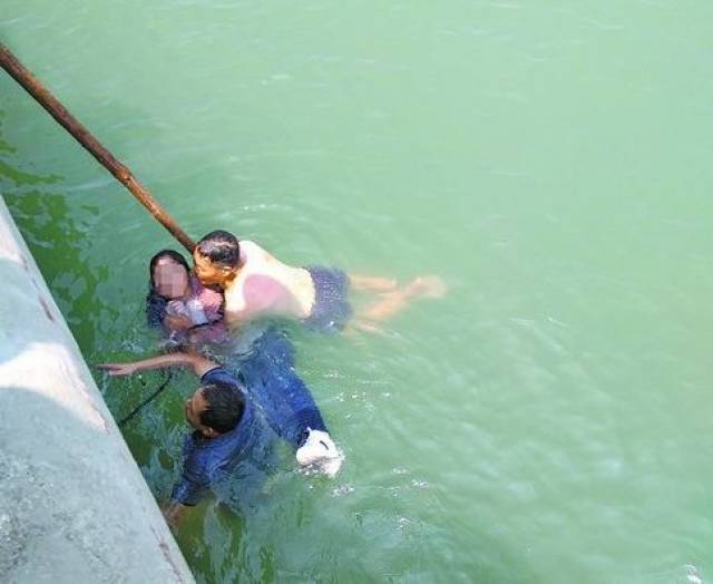 正在附近钓鱼的 毕德荣 ,立即跳进海里一把拽住女孩胳膊,拼命往岸边