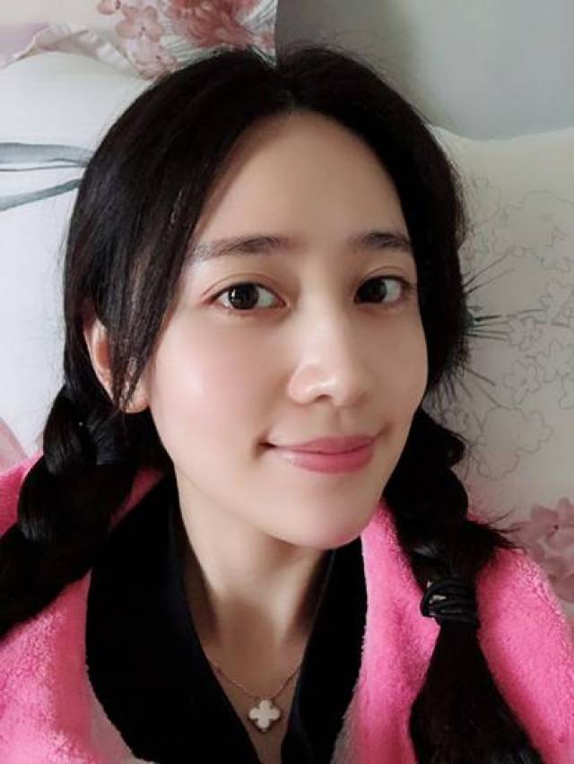 如今的张玮玮一直美,怎么看都像整容了,变化有点大.