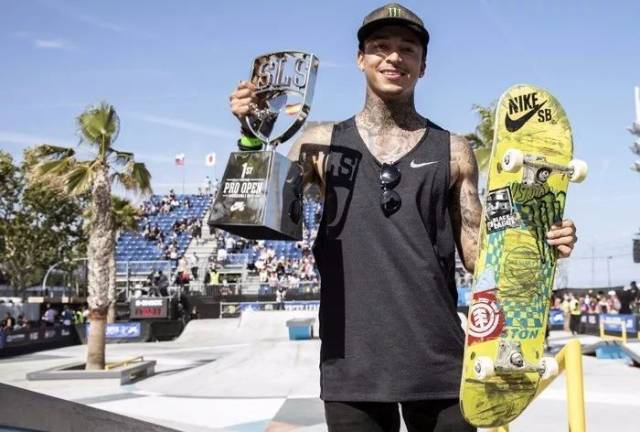 nyjahhuston7岁拿赞助横扫顶尖赛事开豪车住豪宅的滑板巨星