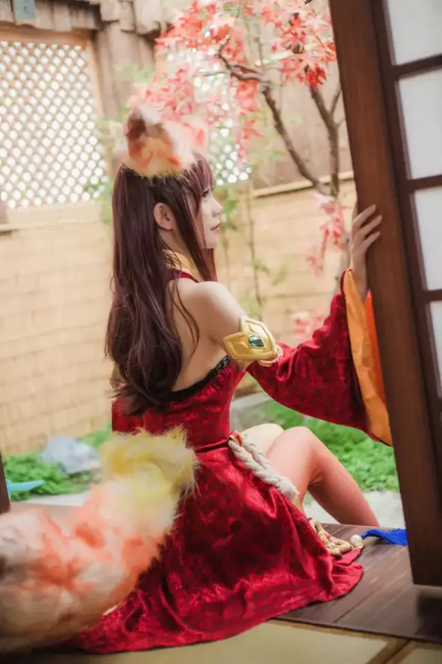 王者荣耀cos:少女阿狸妲己,纤腰长腿,诱惑力满满