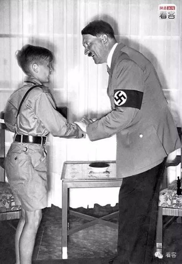 戈培尔妻子和其前夫的儿子harald quandt和希特勒握手afp photo