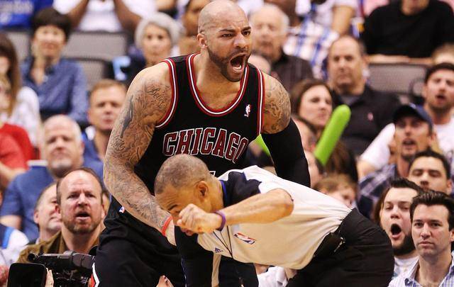 裁判被误伤的瞬间:左勾拳右勾拳组合拳,裁判表示很受伤!