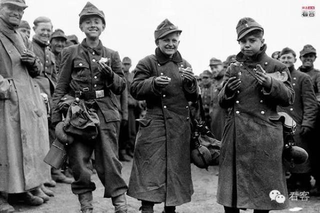 在纳粹德国,也有一批年轻人疯狂追随独裁者的脚步
