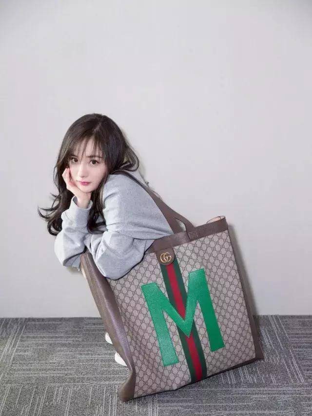 杨幂把自己装包里?现在流行的包对小个子太不友好!_手机搜狐网