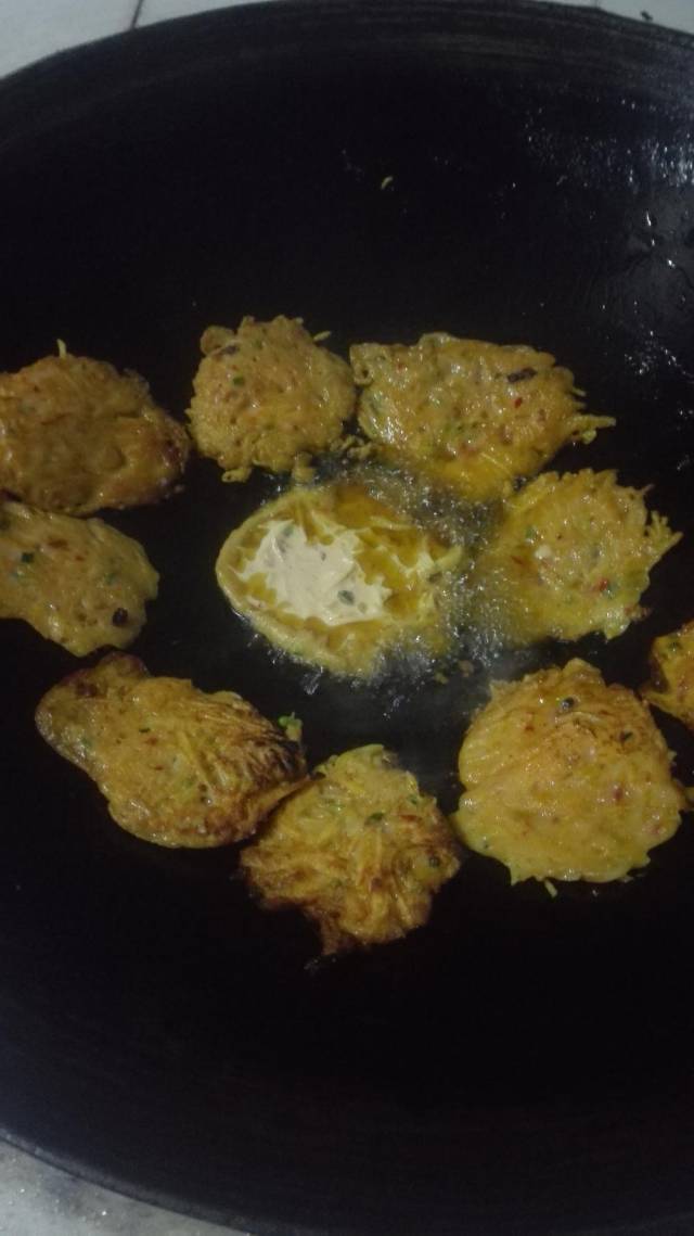 从小吃到大的小美食"煎洋芋丝粑粑"吃货们跟着来一起做吧!天天吃