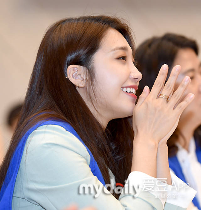 apink郑恩地于17日上午参加了在首尔江东区古德洞首尔市立残疾人综合