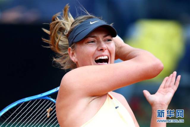 5月16日,莎拉波娃在比赛中回球.新华社/路透