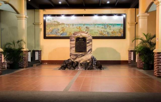 们,在这里打退了西班牙入侵者,杀死了他们的首领——费尔南多·麦哲伦