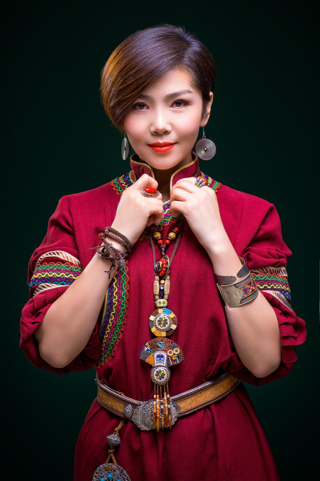 草原上有朵"疯狂的花"——记当代草原新派歌手苏勒亚其其格