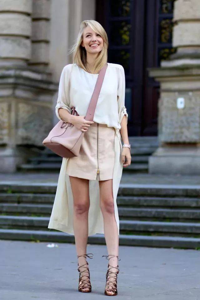 为了更好地展示腿部线条,也可以一腿直立,另一只腿侧向身体,脚尖点地