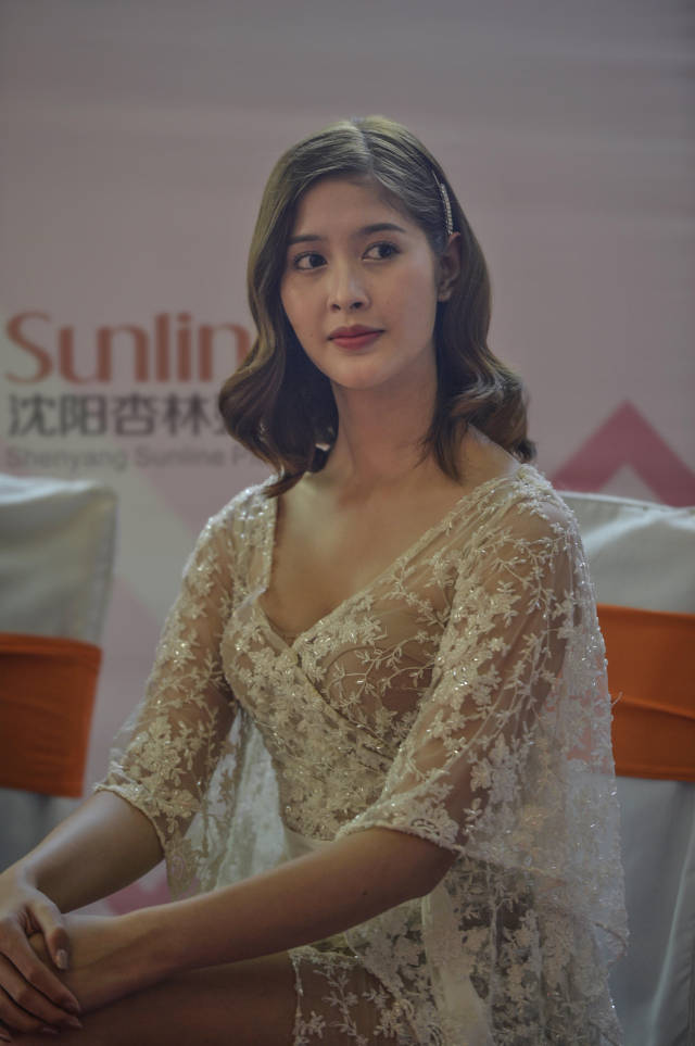 他是家里的独生子,20年后变成"大姑娘",人人都夸长得美!