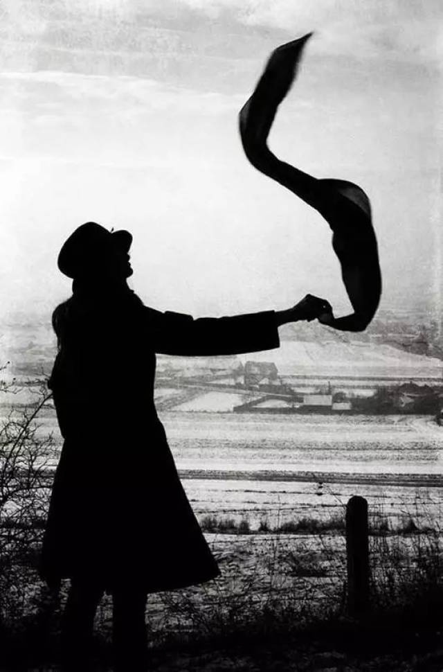 拜占庭令我窒息,血液在昏睡,  像我心中劣质的白兰地.