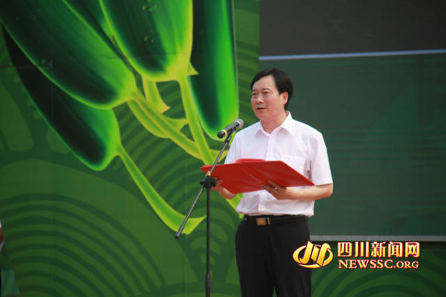 长宁县委书记董茂成在开幕式介绍长宁乡村旅游发展情况