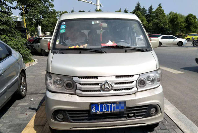 5月17日,一辆车牌号为湘jotm××的面包车超员违法在常德城区柳叶大道